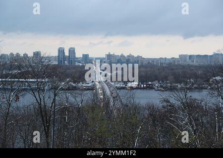 Kiev. 21 novembre 2024. Questa foto scattata il 21 novembre 2024 mostra la vista della città dopo la nevicata a Kiev, Ucraina. Crediti: Li Dongxu/Xinhua/Alamy Live News Foto Stock