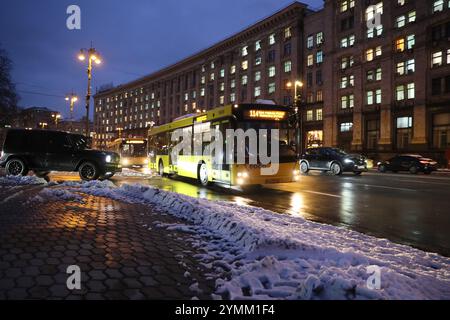 Kiev. 21 novembre 2024. Questa foto scattata il 21 novembre 2024 mostra la vista della città dopo la nevicata a Kiev, Ucraina. Crediti: Li Dongxu/Xinhua/Alamy Live News Foto Stock