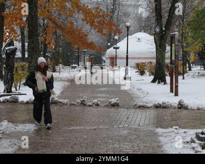 Kiev. 21 novembre 2024. La gente cammina in un parco in mezzo alla nevicata a Kiev, Ucraina il 21 novembre 2024. Crediti: Roman Petushkov/Xinhua/Alamy Live News Foto Stock