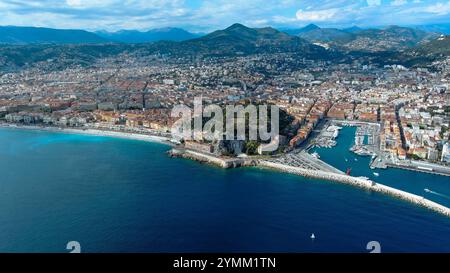 Vista aerea di Nizza, Francia, con la Promenade des Anglais, la costa azzurra e l'incantevole paesaggio urbano incorniciato da montagne Foto Stock