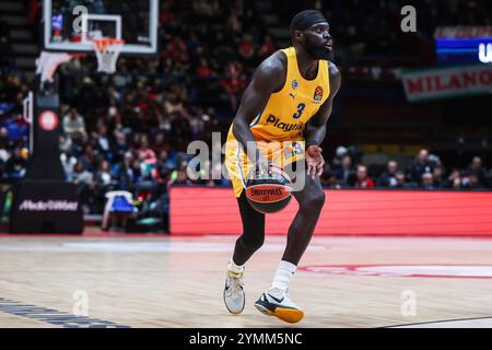 Marial Shayok #3 del Maccabi Playtika Tel Aviv visto in azione durante la partita dell'11° round della stagione regolare di Turkish Airlines EuroLeague 2024/25 tra EA7 Emporio Armani Milan e Maccabi Playtika Tel Aviv all'Unipol Forum. Punteggio finale EA7 Emporio Armani Milano 98 | 86 Maccabi Playtika Tel Aviv Foto Stock
