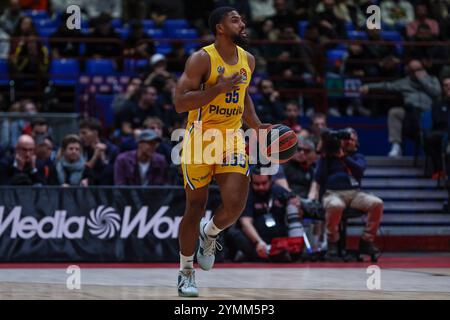 David De Julius n. 55 del Maccabi Playtika Tel Aviv visto in azione durante la partita dell'11° round della stagione regolare di Turkish Airlines EuroLeague 2024/25 tra EA7 Emporio Armani Milan e Maccabi Playtika Tel Aviv all'Unipol Forum. Punteggio finale EA7 Emporio Armani Milano 98 | 86 Maccabi Playtika Tel Aviv Foto Stock