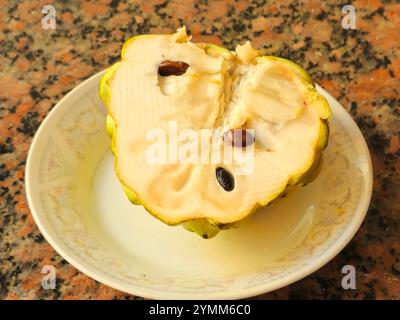 Dolcificante, mela da zucchero o Annona squamosa, frutta commestibile chiamata mele da zucchero o dolciumi, la polpa è profumata e dolce, cremosa e bianca attraverso un urlo leggero Foto Stock