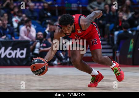 Milano, Italia. 21 novembre 2024. Armoni Brooks #12 di EA7 Emporio Armani Milan visto in azione durante la partita dell'11° round della stagione regolare Turkish Airlines EuroLeague 2024/25 tra EA7 Emporio Armani Milan e Maccabi Playtika Tel Aviv all'Unipol Forum. Punteggio finale EA7 Emporio Armani Milano 98 | 86 Maccabi Playtika Tel Aviv (foto di Fabrizio Carabelli/SOPA Images/Sipa USA) credito: SIPA USA/Alamy Live News Foto Stock