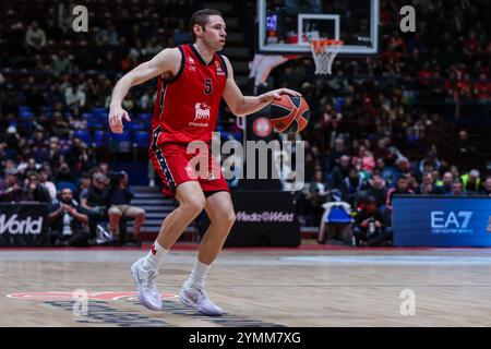 Milano, Italia. 21 novembre 2024. Fabien Causeur #5 di EA7 Emporio Armani Milan visto in azione durante la partita dell'EuroLeague 2024/25 di Turkish Airlines nell'11° round tra EA7 Emporio Armani Milan e Maccabi Playtika Tel Aviv all'Unipol Forum. Punteggio finale EA7 Emporio Armani Milano 98 | 86 Maccabi Playtika Tel Aviv (foto di Fabrizio Carabelli/SOPA Images/Sipa USA) credito: SIPA USA/Alamy Live News Foto Stock