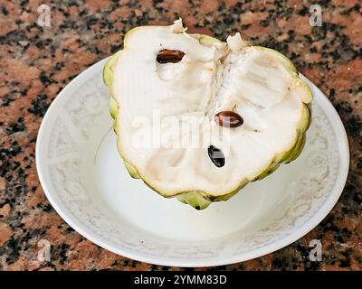 Dolcificante, mela da zucchero o Annona squamosa, frutta commestibile chiamata mele da zucchero o dolciumi, la polpa è profumata e dolce, cremosa e bianca attraverso un urlo leggero Foto Stock