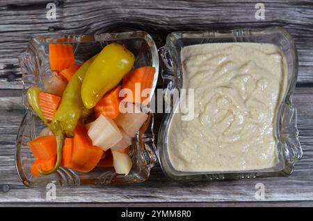 Antipasti egiziani orientali di Tahini Tahina, un condimento mediorientale a base di sesamo macinato tostato e verdure marinate (Tor Foto Stock