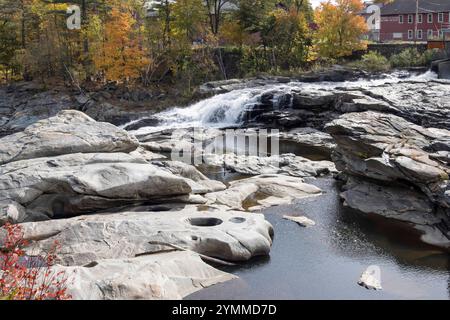 Il fiume deerfield cade nel villaggio di shelburne Falls nel Massachusetts usa Foto Stock