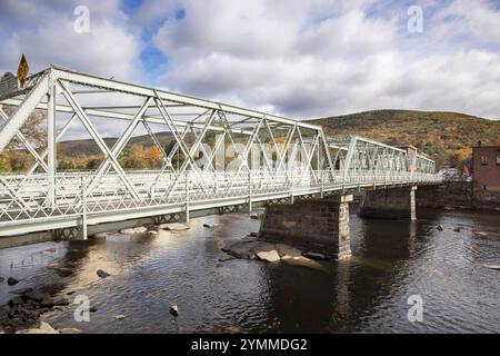 ponte sul fiume deerfield nel villaggio di shelburne Falls, Massachusetts usa Foto Stock