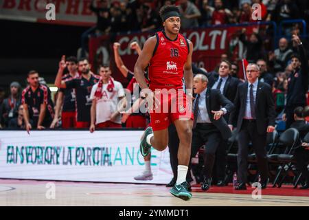 Milano, Italia. 21 novembre 2024. Zach Leday #16 di EA7 Emporio Armani Milan festeggia durante la partita dell'11° round della stagione regolare di Turkish Airlines EuroLeague 2024/25 tra EA7 Emporio Armani Milan e Maccabi Playtika Tel Aviv all'Unipol Forum. Punteggio finale EA7 Emporio Armani Milano 98 | 86 Maccabi Playtika Tel Aviv credito: SOPA Images Limited/Alamy Live News Foto Stock