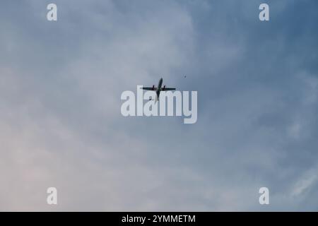 Lion Air Commercial Propeller Plane Flying across Cloudy Sky, 19 ottobre 2024, Balikpapan, East Kalimantan, Indonesia Foto Stock