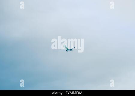 Citilink Commercial Jet Flying through Blue Clouds, 19 ottobre 2024, Balikpapan, Kalimantan orientale, Indonesia Foto Stock