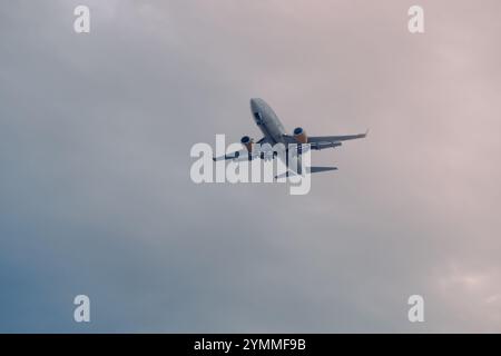 Black Stone Airlines Cargo Plane Preparing to Land Crossing Blue Clouds, 19 ottobre 2024, Balikpapan, East Kalimantan, Indonesia Foto Stock