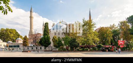 Istanbul, Turchia - agosto 30 2022: Pochi visitatori passeggiano attraverso lussureggianti giardini di fronte alla grande Moschea di Santa Sofia. L'architettura storica è set ag Foto Stock