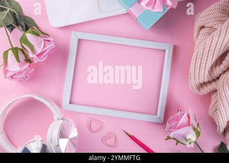 Vacanza romantica sfondo. Marzo 8 giorno della donna, giorno di San Valentino preparazione flatlay con laptop, rosa rose fiore bouquet, confezione regalo, blocco note, sudore Foto Stock