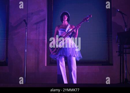 REGNO UNITO. 21 novembre 2024. LONDRA, INGHILTERRA - 21 NOVEMBRE: Laura Lee di 'Khruangbin' si esibisce all'Eventim Apollo il 21 novembre 2024 a Londra, Inghilterra. CAP/Mar © Mar/Capital Pictures credito: Capital Pictures/Alamy Live News Foto Stock