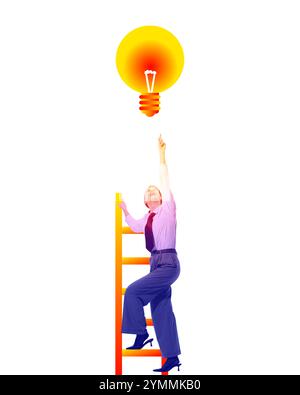 Collage d'arte contemporanea. Donna d'affari sulla scala colorata che raggiunge una lampadina brillante, simboleggia la lotta per l'innovazione e il successo. Foto Stock