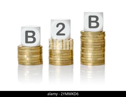 Pile di monete con dadi a lettere - B2B Foto Stock