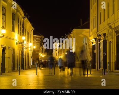 Veduta serale di via Jedlik a Gyor, Ungheria - 28 aprile 2018 Foto Stock