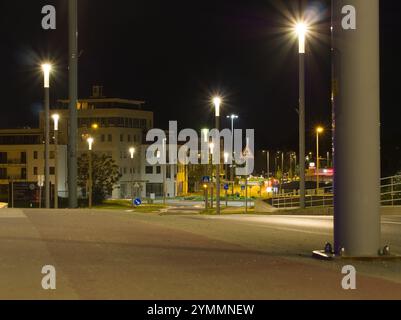 Vista notturna del quartiere Sziget dal ponte Jedlik a Gyor, Ungheria - 28 aprile 2018 Foto Stock