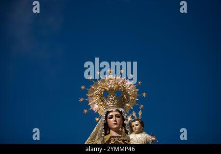 Una statua in legno della Vergine Carmen durante una processione della settimana Santa nel Prado del Rey, nella regione della Sierra di Cadice, nella Spagna meridionale, Andal Foto Stock