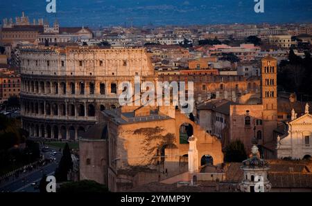 Il Colosseo e il foro Romano sono visibili dal patio sul tetto del Monumento Nazionale di Vittorio Emanuele II a Roma Foto Stock