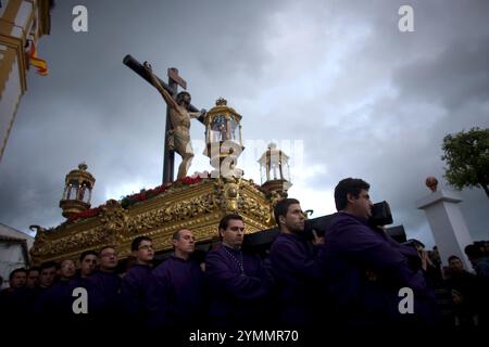 Una statua del Cristo de la Buena Muerte, o Cristo della buona morte, è trasportata durante una processione per le celebrazioni della settimana Santa di Pasqua nel Prado del Rey Foto Stock