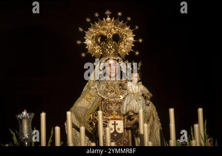 Una statua in legno della Vergine Carmen durante una processione della settimana Santa nel Prado del Rey, nella regione della Sierra di Cadice, nella Spagna meridionale, in Andalusia Foto Stock