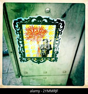 La Street art mostra Emiliano Zapata, un importante leader della rivoluzione messicana, che tiene piante di marijuana in una strada a città del Messico, Messico, 5 marzo 2012. NOTA: Questa ima Foto Stock