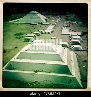 Un modello in scala della città di Teotihuacan, con la Piramide della Luna, Down, e la Piramide del Sole, Up, è esposto nel Museo Nazionale di Antropologia e storia, Mexic Foto Stock