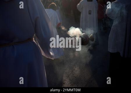 Un acolyte diffonde l'incenso durante una processione della settimana Santa di Pasqua Foto Stock