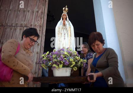 Le donne portano un'immagine di nostra Signora di Fatima esposta durante una celebrazione religiosa a El Gastor, Sierra de Cadice, Andalusia, Spagna Foto Stock