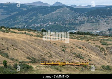 Treno giallo vicino al passo Rigat (sud della Francia) *** didascalia locale *** Foto Stock