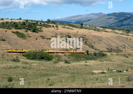 Treno giallo vicino al passo Rigat (sud della Francia) *** didascalia locale *** Foto Stock