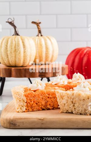 Dolcetti Krispie di riso alla zucca con panna montata Foto Stock