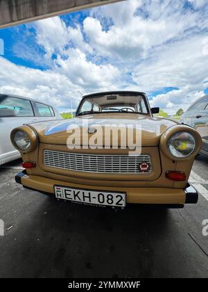 Budapest, Ungheria - 14 novembre 2024: Una vista nostalgica di un'auto Trabant 601 d'epoca parcheggiata all'aperto, che mette in risalto il design automobilistico retrò ben Foto Stock