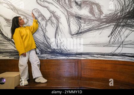 Londra, Regno Unito. 22 novembre 2024 es Devlin con un murale di installazione di carbone e gesso - es Devlin: Faccia a faccia: 50 incontri con sconosciuti a Somerset House. La mostra è curata da Ekow Eshun e comprende una nuova edizione della sua installazione CONGREGATION, una ricreazione dello studio dell'artista e presenta una serie di nuove opere tra cui schermi a LED dipinti e ritratti mappati in proiezione. La mostra è in collaborazione con il Regno Unito per UNHCR, Kings College London, Somerset House & The Courtauld. Esso va dal 23 novembre 24 al 15 gennaio 25 credito . Amer Ghazzal/Alamy Live News Foto Stock