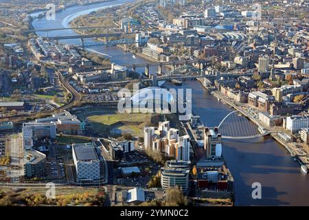 Vista aerea del fiume Tyne e dei vari ponti (Tyne Bridge, Gateshead Millennium Bridge, Foto Stock