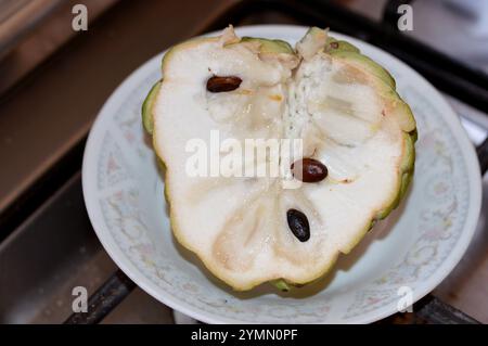 Dolcificante, mela da zucchero o Annona squamosa, frutta commestibile chiamata mele da zucchero o dolciumi, la polpa è profumata e dolce, cremosa e bianca attraverso un urlo leggero Foto Stock