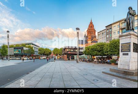 La Gutenbergplatz di Magonza in Renania-Palatinato, Germania Foto Stock