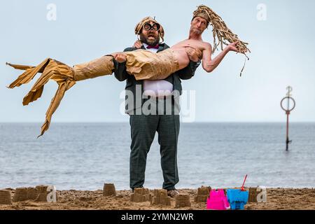 I comici Olivier Martin-Salvan e Pierre Guillois dello spettacolo Festival Fringe Ice Hole alla spiaggia di Portobello, Edimburgo, Scozia, Regno Unito Foto Stock