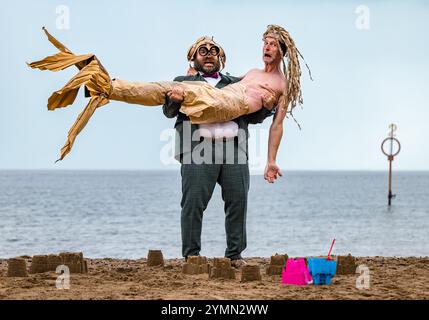 I comici Olivier Martin-Salvan e Pierre Guillois dello spettacolo Festival Fringe Ice Hole alla spiaggia di Portobello, Edimburgo, Scozia, Regno Unito Foto Stock