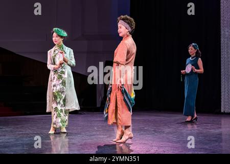 Donne cinesi alla sfilata di moda di Cheongsam, Edinburgh Festival Fringe by Nichang Upstyle Ladies’ Fashion Club, per donne dai 40 anni in su, Scozia, Regno Unito Foto Stock