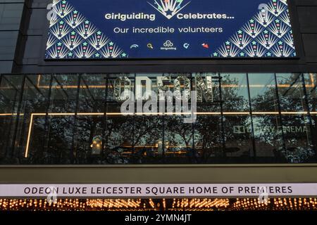 Londra, Regno Unito Vista esterna del cinema Odeon Luxe Leicester Square con segnaletica. Foto Stock