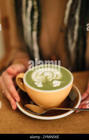 tazza con matcha su tavolo di legno. Foto di alta qualità Foto Stock