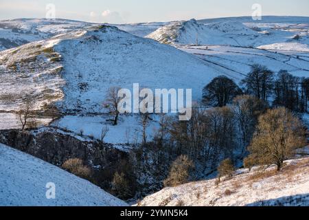 Una vista invernale nevosa vicino a Earl Sterndale - Hitter Hill è in primo piano con Chrome Hill e Hollins Hill oltre, Peak District, Derbyshire Foto Stock