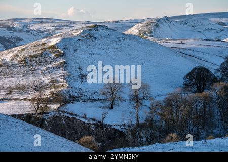 Una vista invernale nevosa vicino a Earl Sterndale - Hitter Hill è in primo piano con Chrome Hill e Hollins Hill oltre, Peak District, Derbyshire Foto Stock