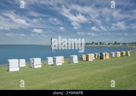 Spiaggia con sedie a sdraio a Büsum, Mare del Nord, Frisia settentrionale, Schleswig-Holstein, Germania Foto Stock