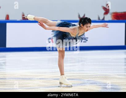 Chongqing. 22 novembre 2024. Chen Hongyi della Cina si esibisce durante il programma corto femminile all'ISU Grand Prix of Figure Skating Cup of China, nel comune di Chongqing del sud-ovest della Cina, 22 novembre 2024. Crediti: Zhang Ziyu/Xinhua/Alamy Live News Foto Stock