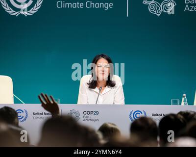 Il ministro degli Esteri tedesco Annalena Baerbock parla durante una conferenza stampa nella zona blu durante la Conferenza delle Nazioni Unite sui cambiamenti climatici COP29, un evento tenuto dall'UNFCCC allo Stadio Olimpico di Baku, Azeerbaijan il 22 novembre 2024 Foto Stock